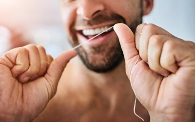 Cómo se usa el hilo dental: guía práctica para limpiar entre los dientes